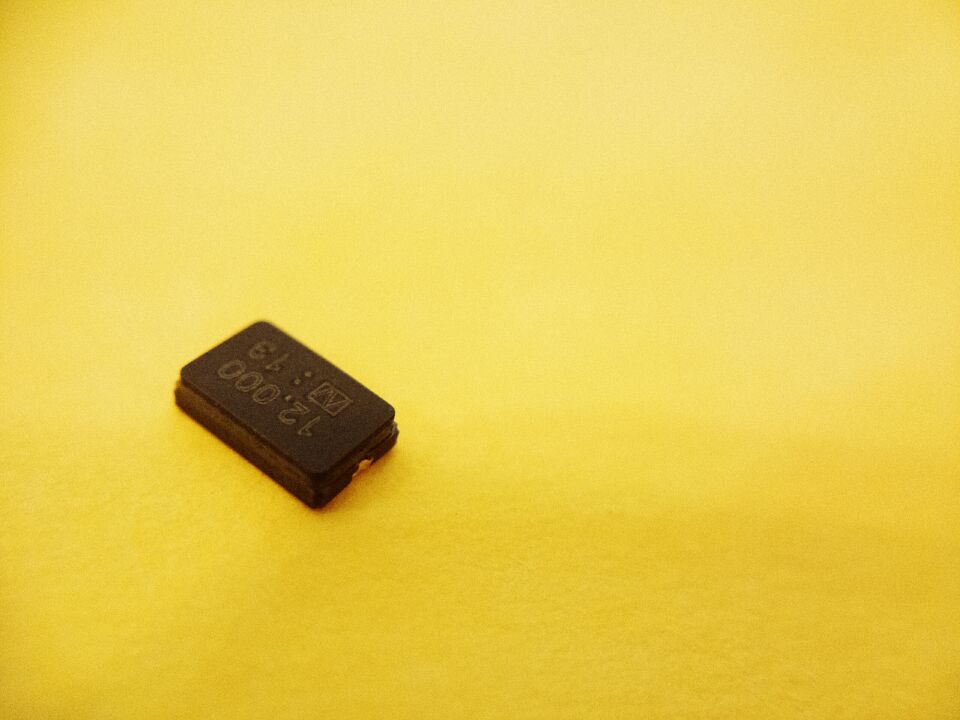 陶瓷面晶振和金属面晶振 (1).jpg